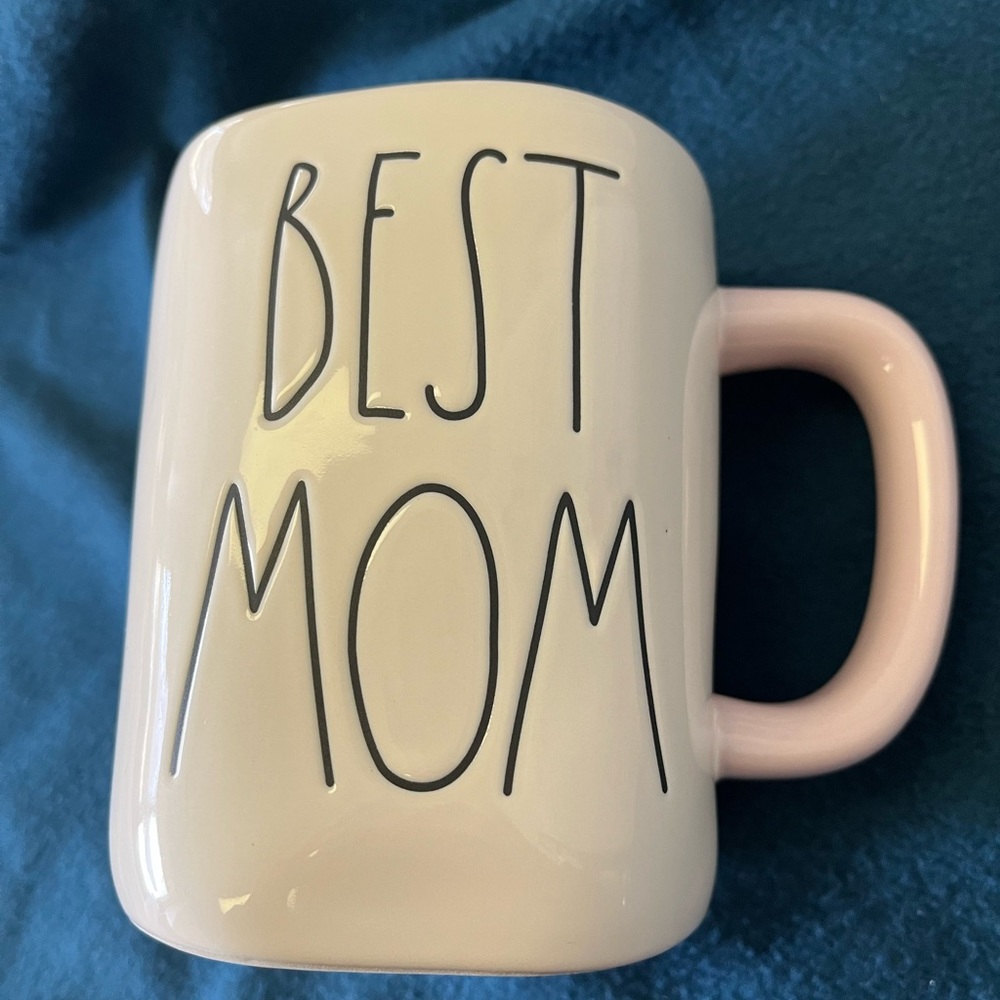 NWOT Rae Dunn “Best Mom” Mug.